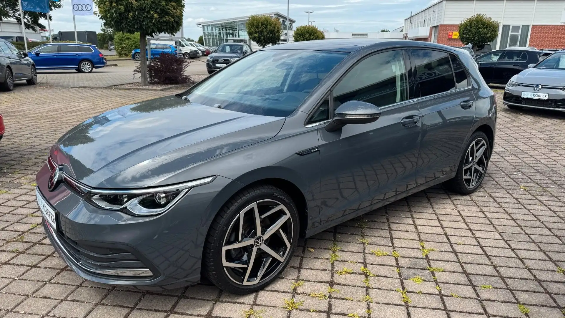 Volkswagen Golf VIII Lim. Style eTSI Gris - 1