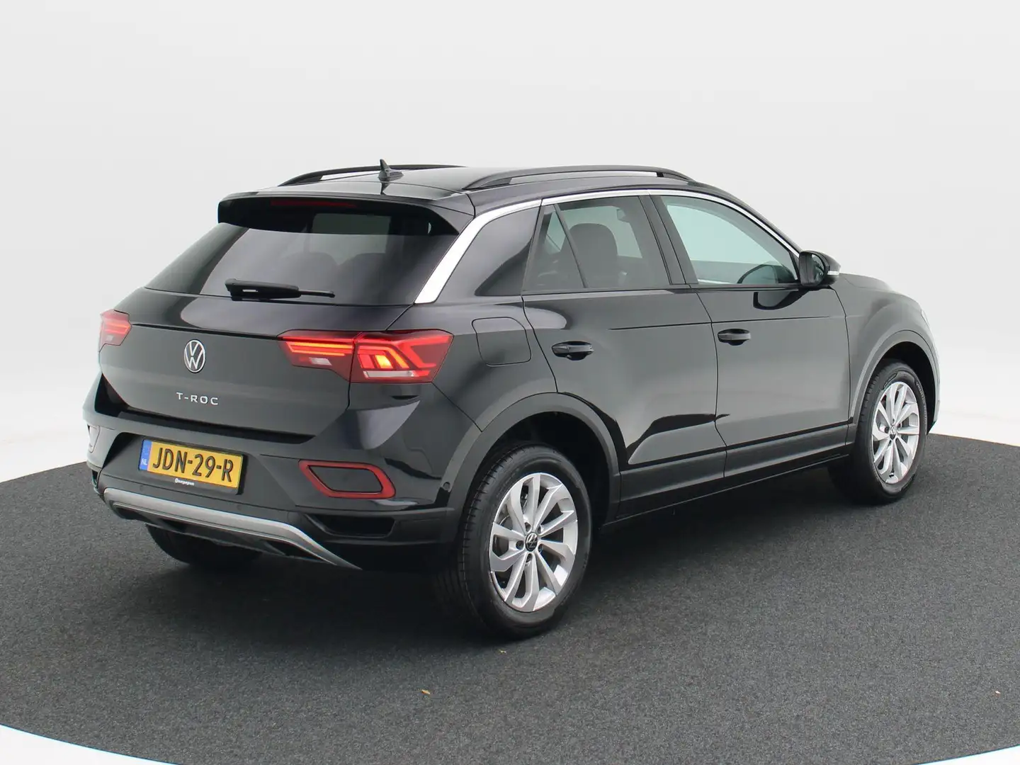 Volkswagen T-Roc Life Edition 1.5 TSI 150 pk | Camera | Keyless | A Zwart - 2