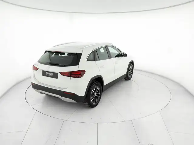 Mercedes-Benz Gla view 3