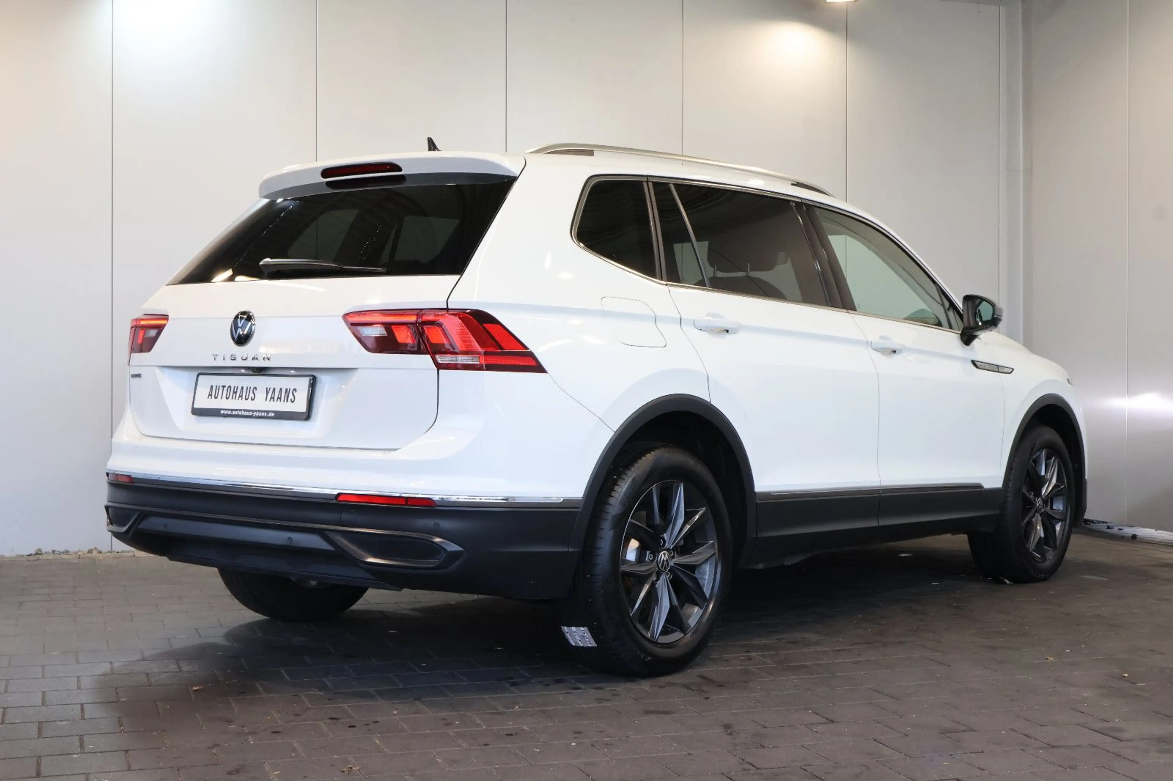 Volkswagen Tiguan Allspace 2.0 TDI Life HUD+AID+KAM+LED+AHK — photo 4