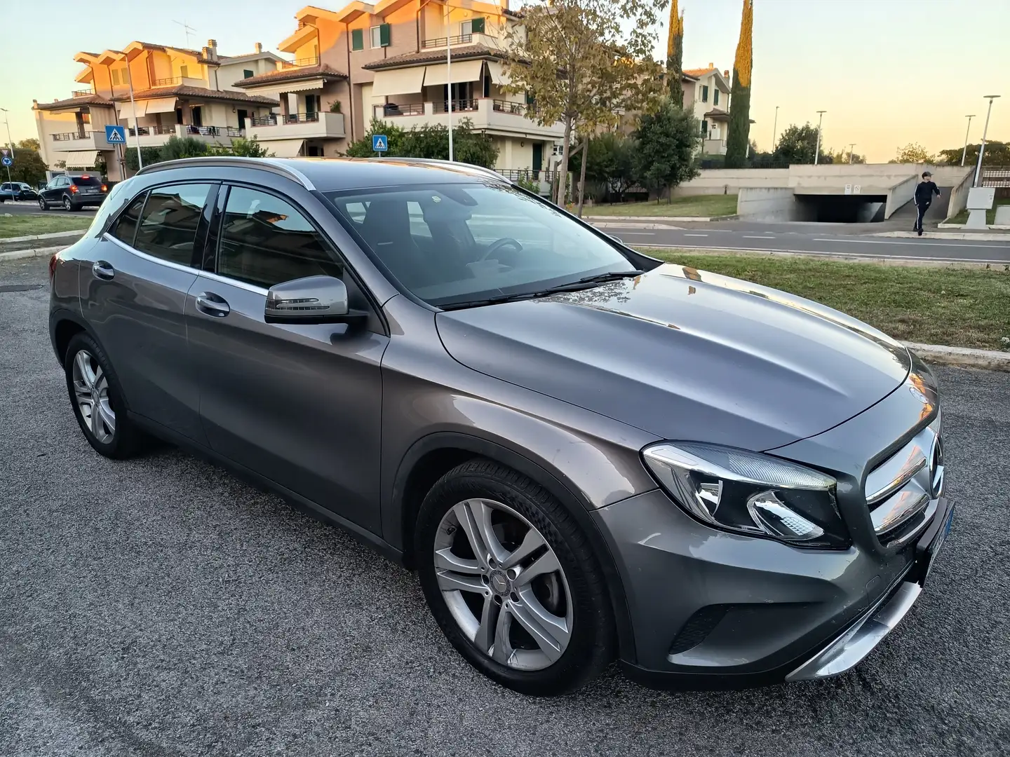 Mercedes-Benz GLA 200 SPORT Gris - 2
