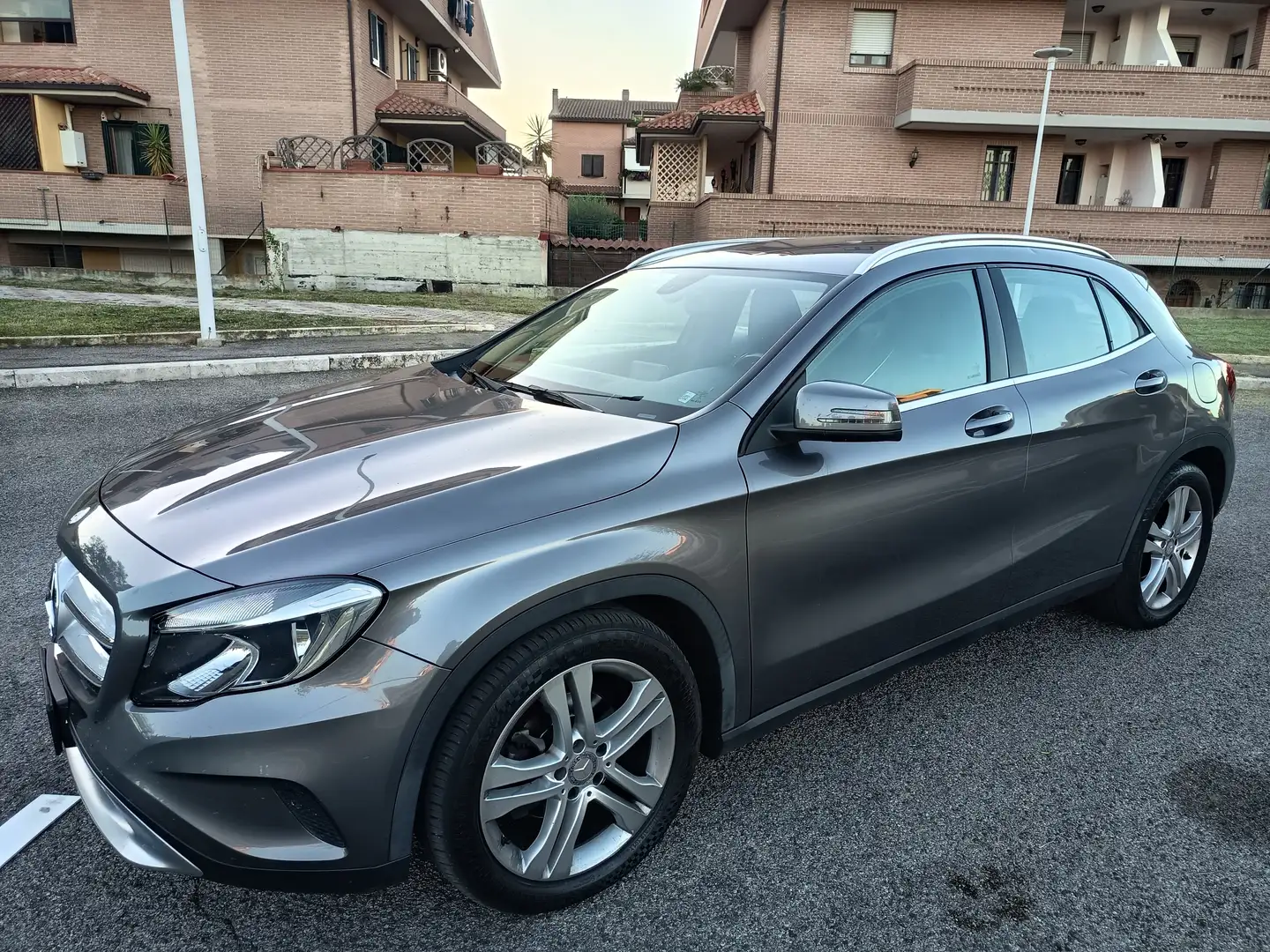 Mercedes-Benz GLA 200 SPORT Gris - 1