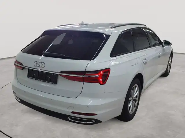 Audi A6 Avant view 4