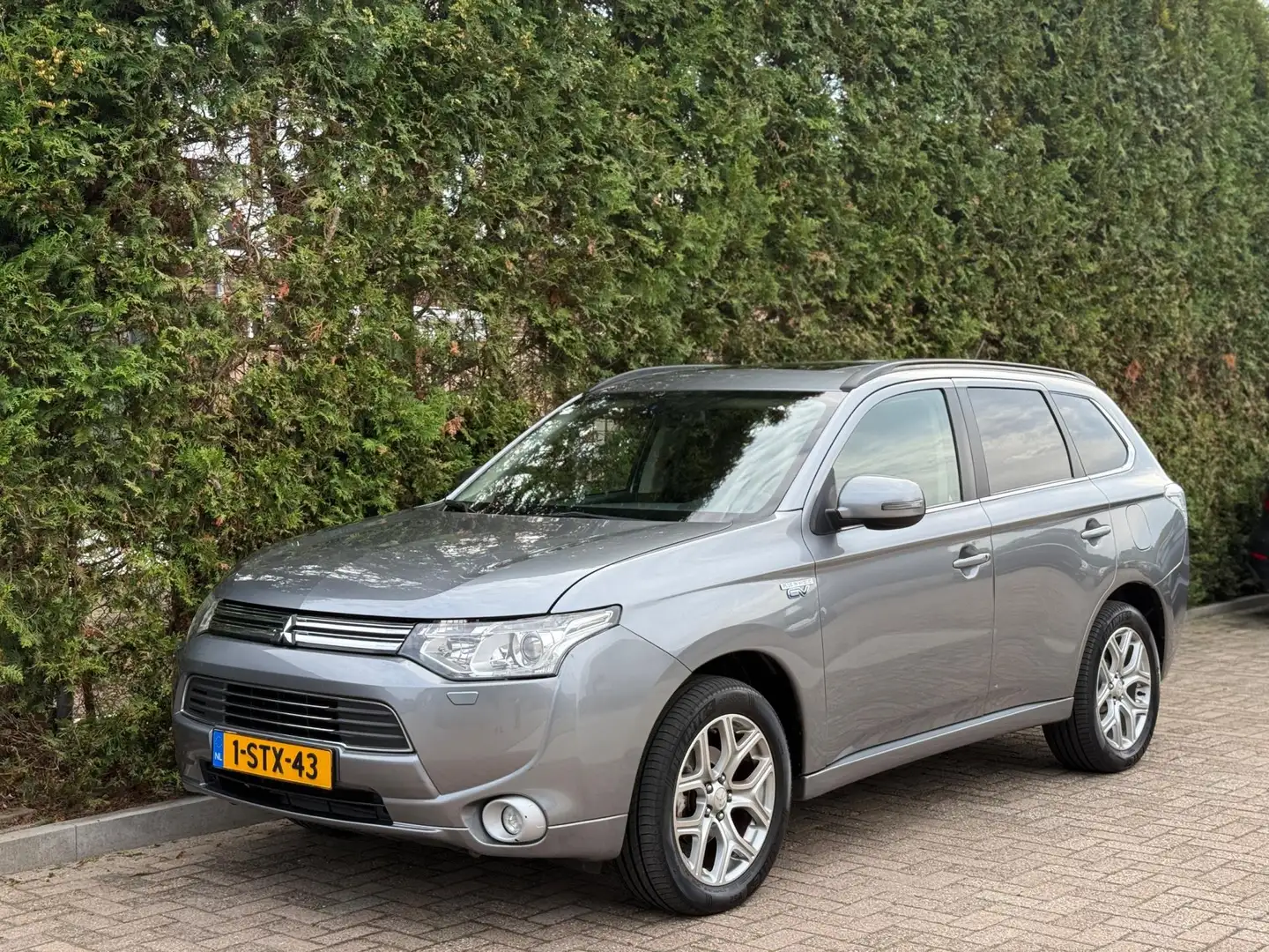 Mitsubishi Outlander 2.0 PHEV Instyle Camera Trekhaak Grau - 1