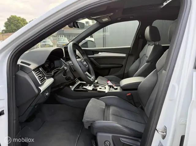 Audi Q5 view 12