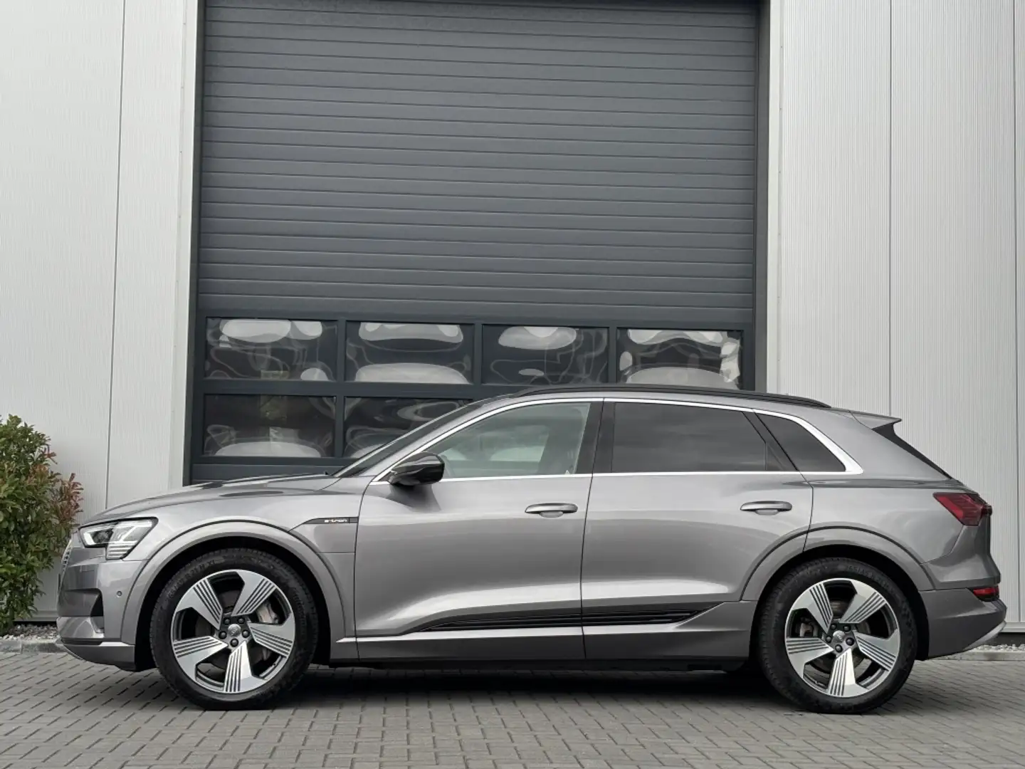 Audi e-tron e-tron 55 q adv PL S Grijs - 2