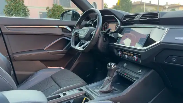 Audi Q3 view 28