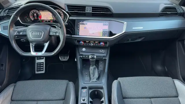 Audi Q3 view 11