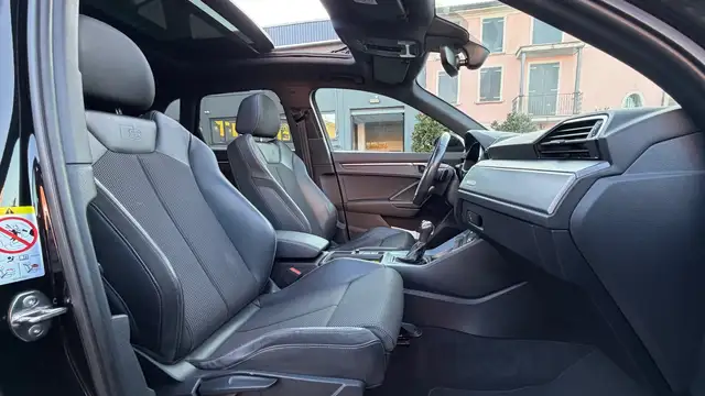 Audi Q3 view 16