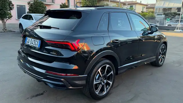 Audi Q3 view 10