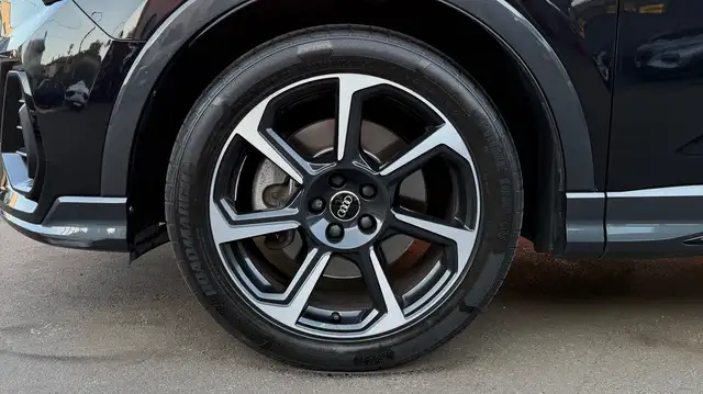 Audi Q3 view 8