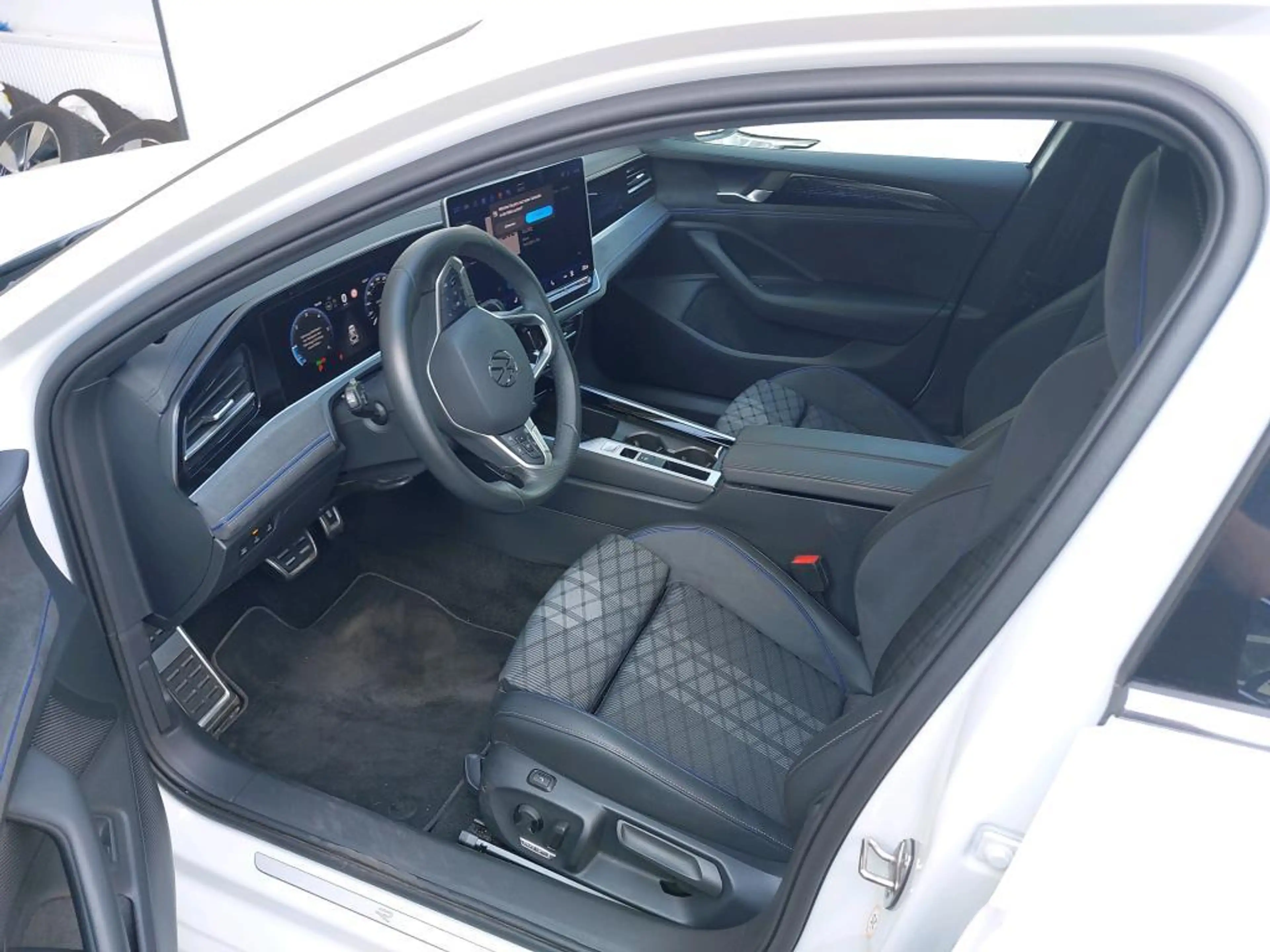 Volkswagen Passat Variant R-LINE*DCC*360*AHK*HUD*STHZ*BUSI — photo 7