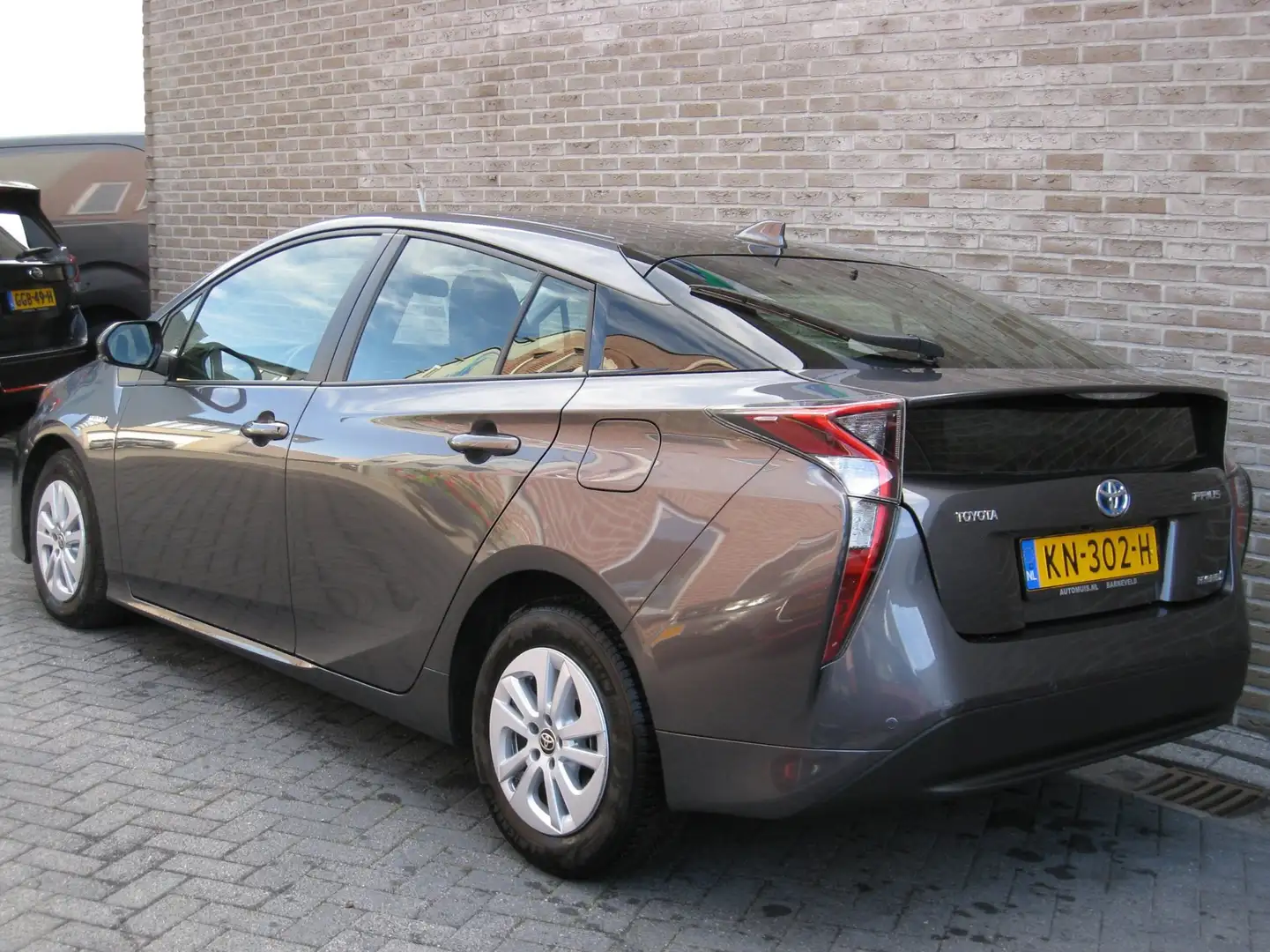 Toyota Prius 1.8 Aspiration - Achteruitrijcamera - Parkeersenso Grau - 2