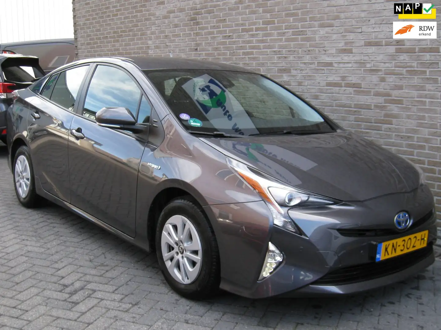 Toyota Prius 1.8 Aspiration - Achteruitrijcamera - Parkeersenso Grau - 1