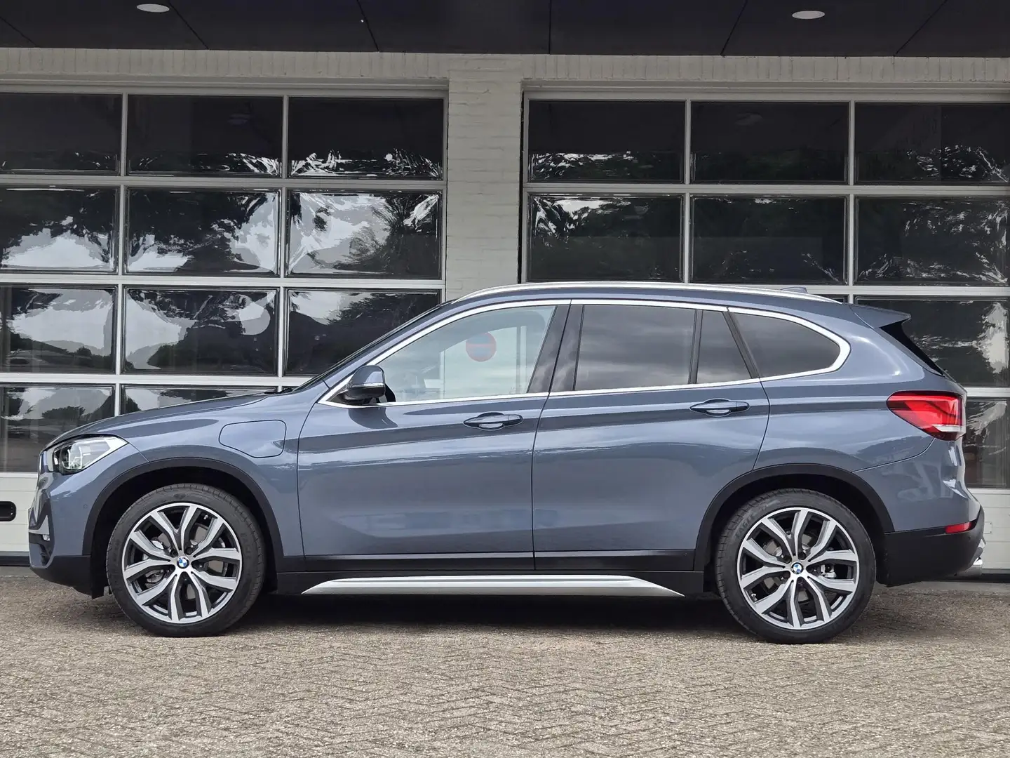 BMW X1 xDrive25e X line | 19 INCH LM VELGEN | SPORTSTOELE Grijs - 2