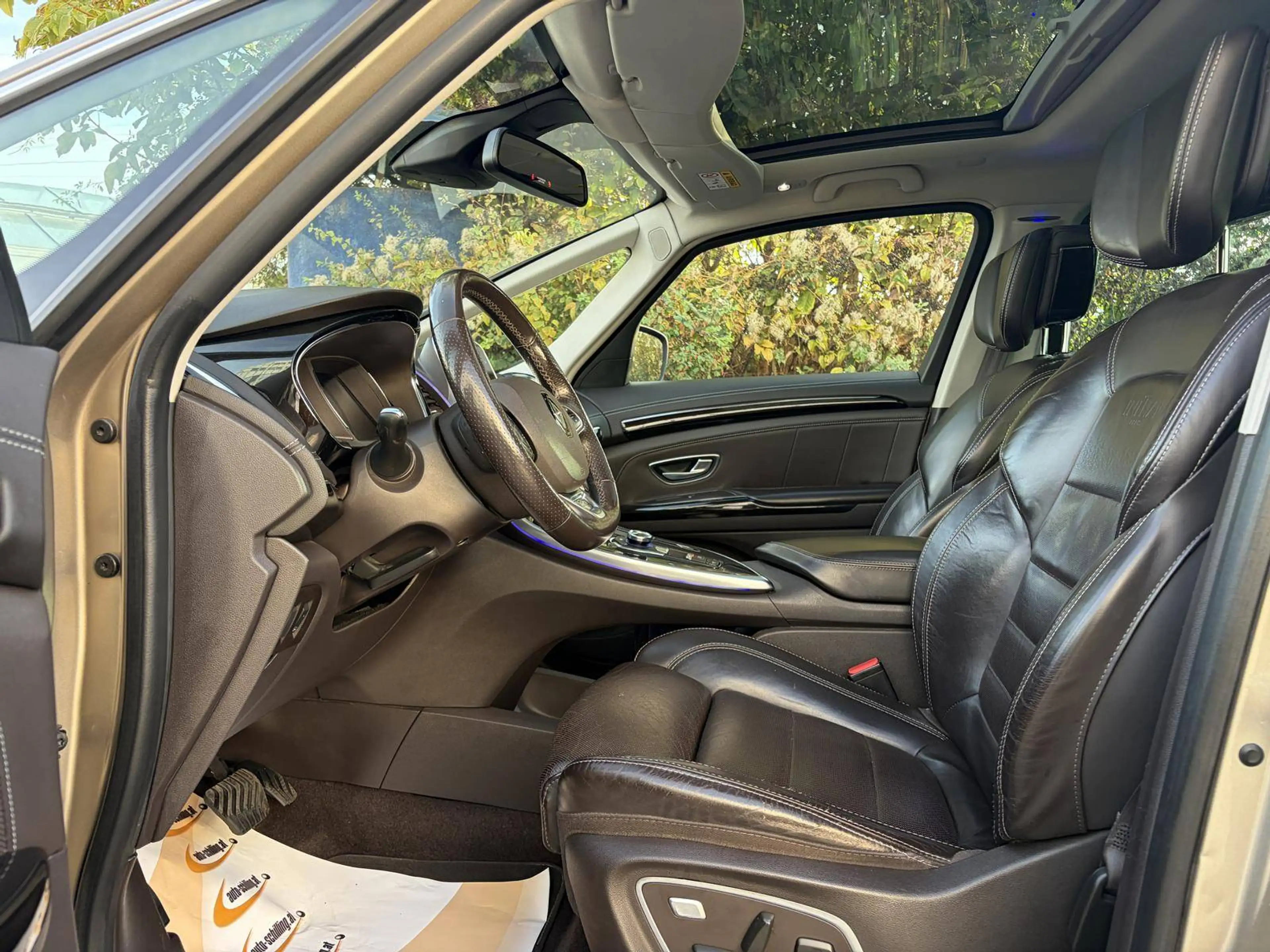 Renault Espace 1,6 dCi Initiale Paris AHK LED ACC Panorama Kamera *viele Extras* — photo 9