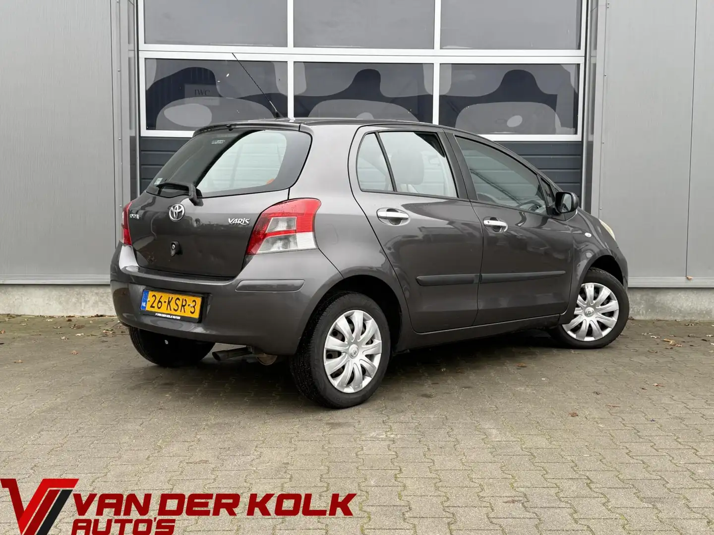 Toyota Yaris 1.3 VVTi Dynamic Limited 5 Deurs Climate 6 Versnel Grijs - 2