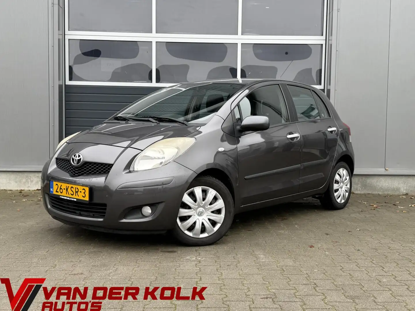 Toyota Yaris 1.3 VVTi Dynamic Limited 5 Deurs Climate 6 Versnel Grijs - 1