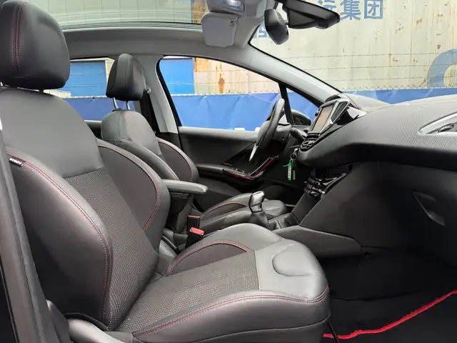 Peugeot 208 view 9
