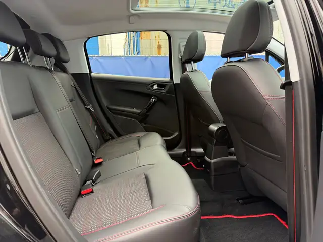 Peugeot 208 view 11