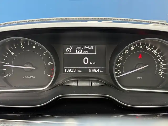 Peugeot 208 view 7