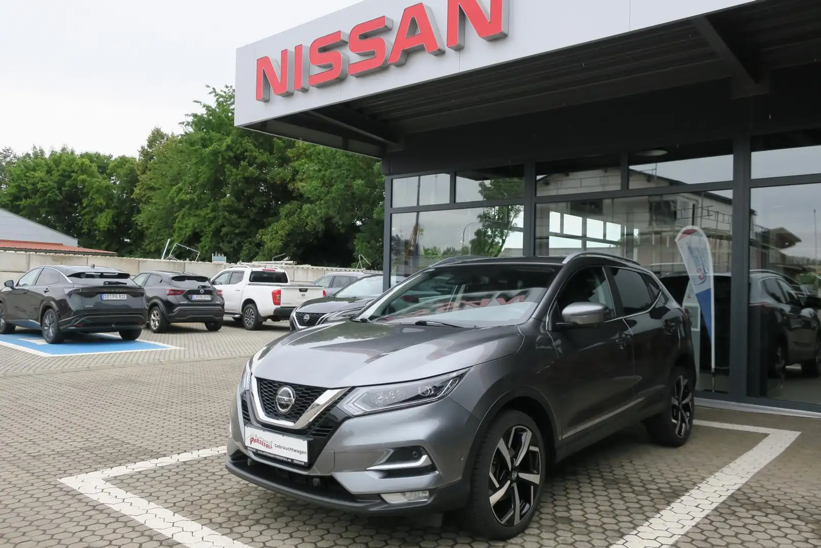 Nissan Qashqai 1.3DIG-T DCT TEKNA NAVI LED ACC SHZ BOSE Grau - 2