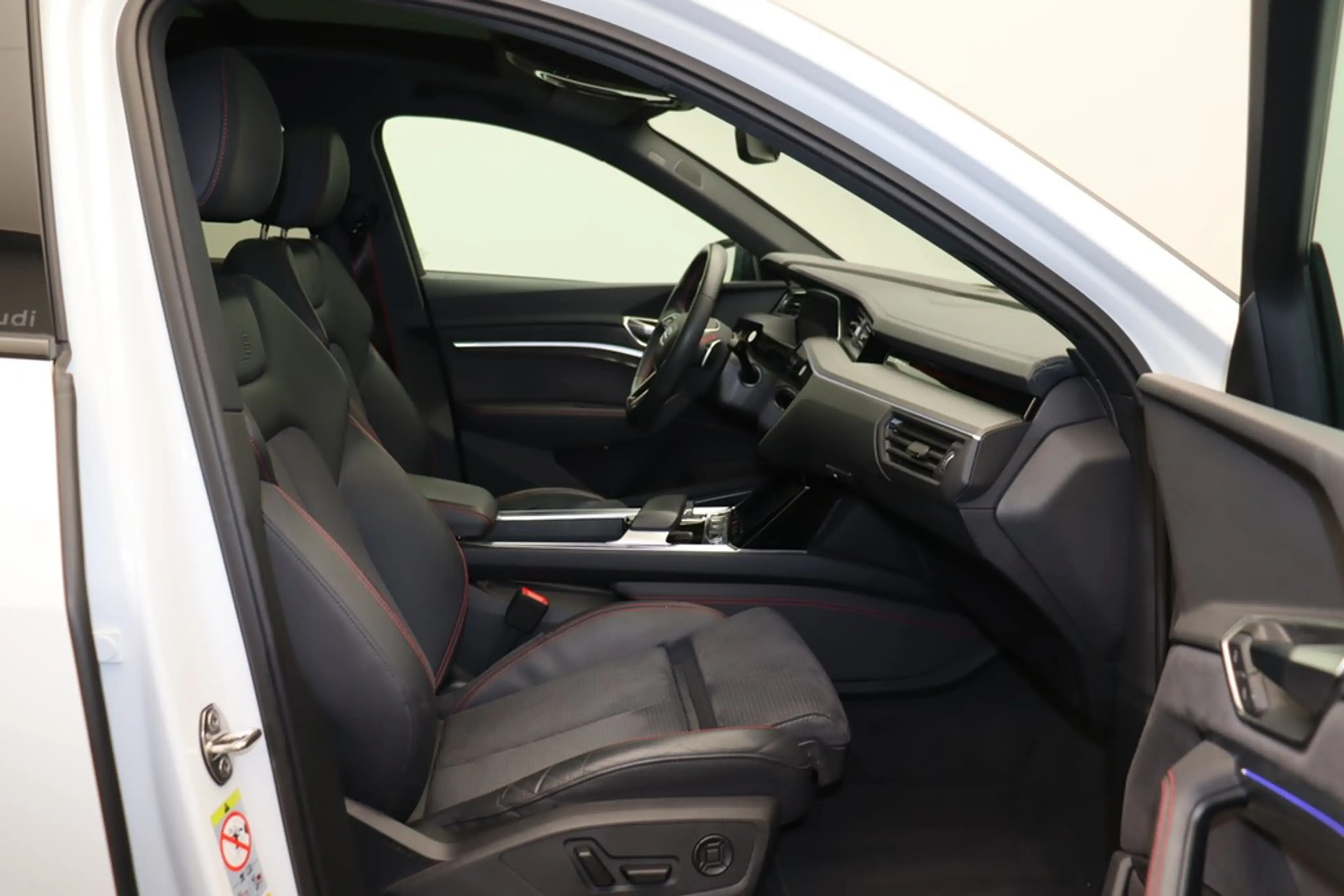 Audi Q8 e-tron Sportback 55 e-tron quattro S line LED — photo 14