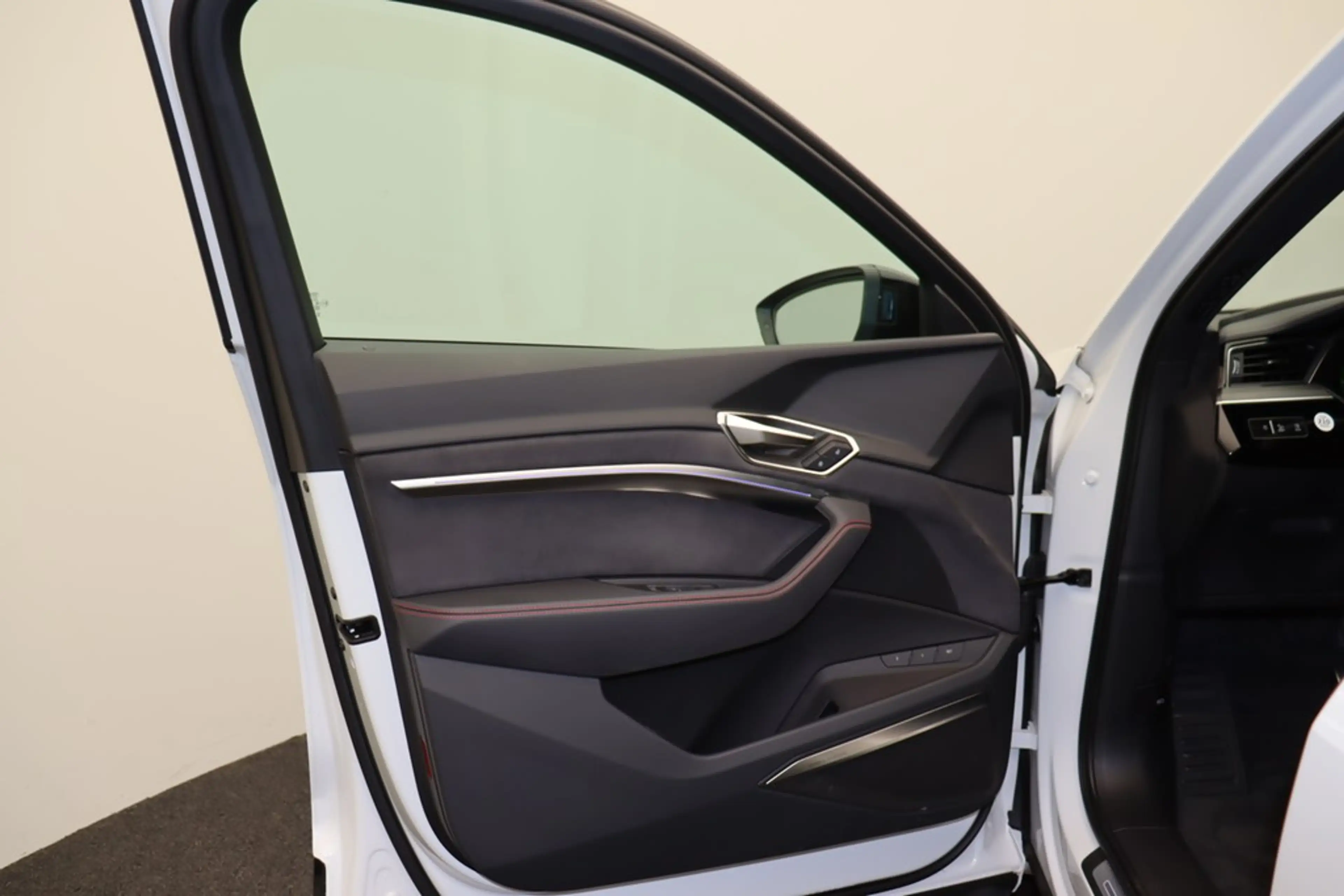 Audi Q8 e-tron Sportback 55 e-tron quattro S line LED — photo 7