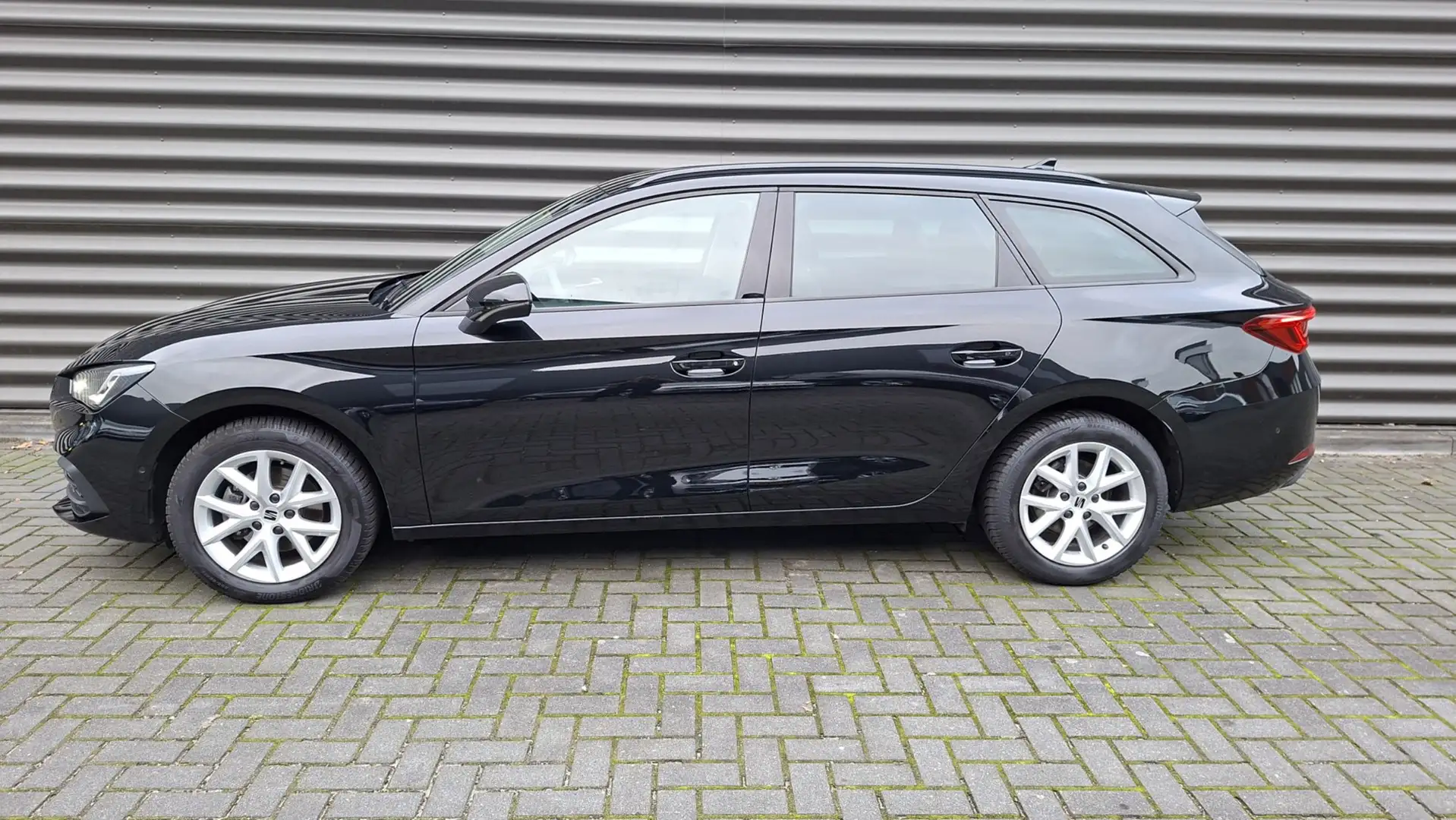 SEAT Leon Sportstourer 1.5 TSI Style Business Intense Zwart - 2