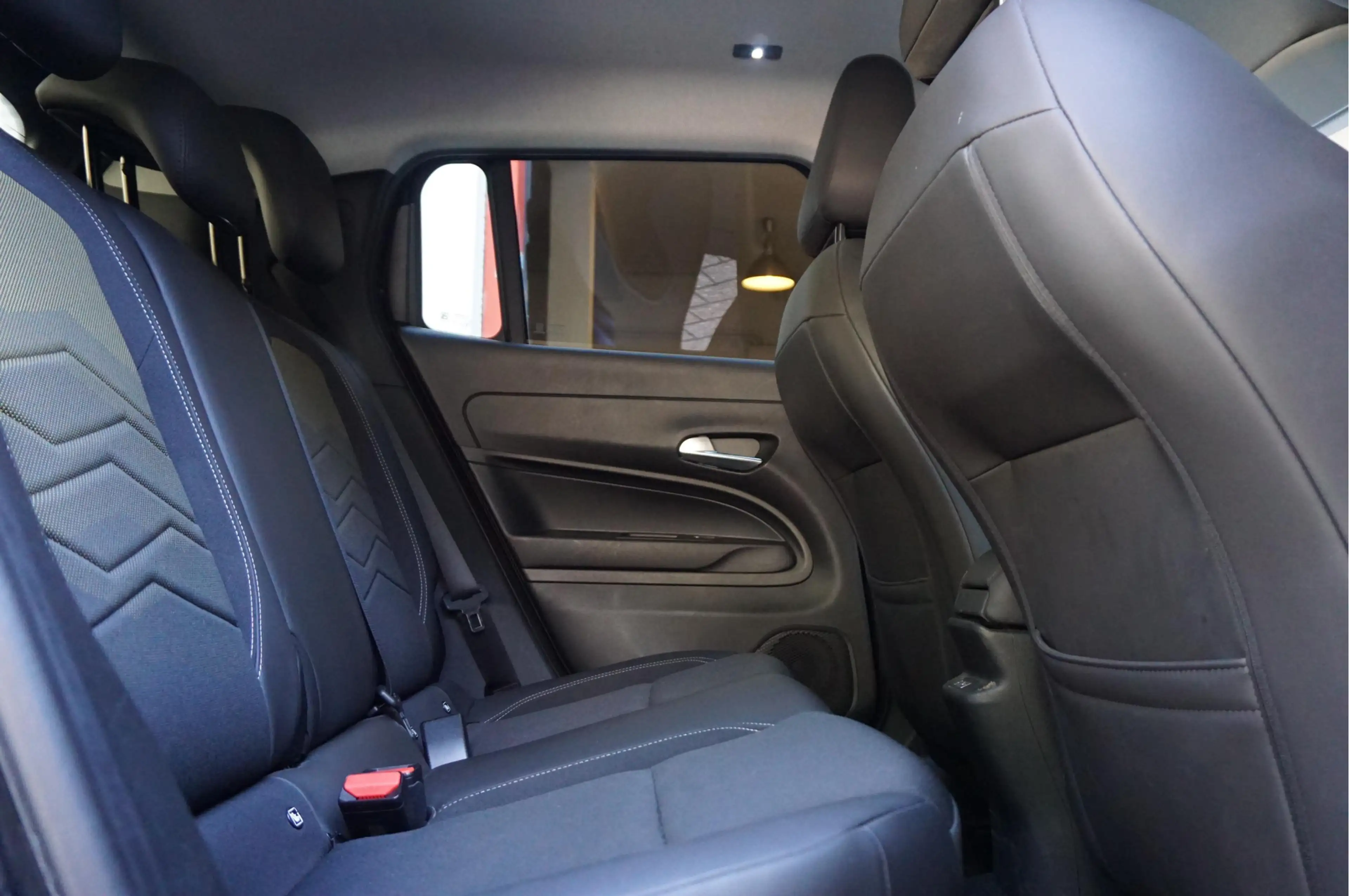 Jeep Avenger Black Edition 54 kWh | Sfeer | Apple | 360 | SOH 9 — photo 30