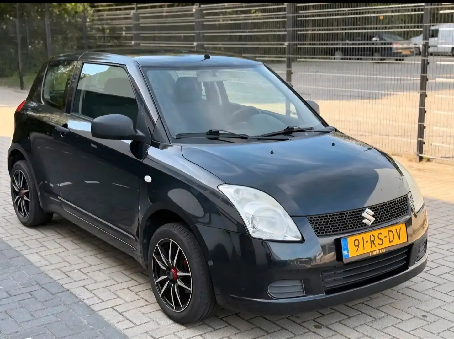 Suzuki Swift 1.3 GA Negro - 1