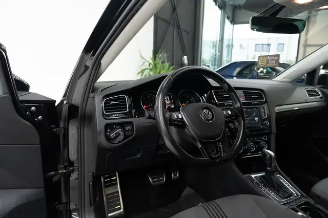 Volkswagen Golf view 9