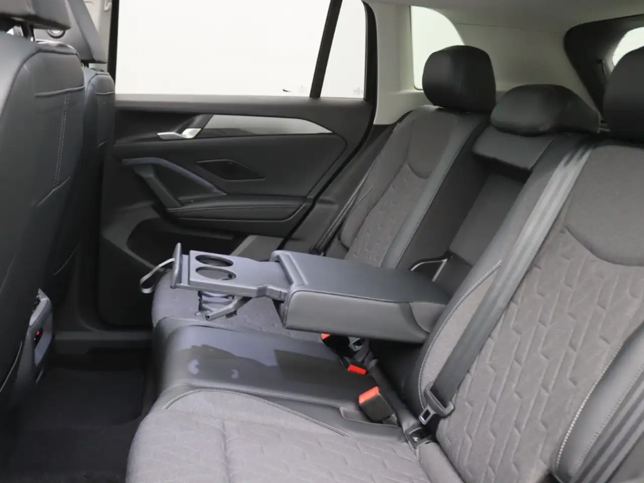 Volkswagen Tiguan 1.5 TSI eHybrid 150 kW Life AHK Panodach 12