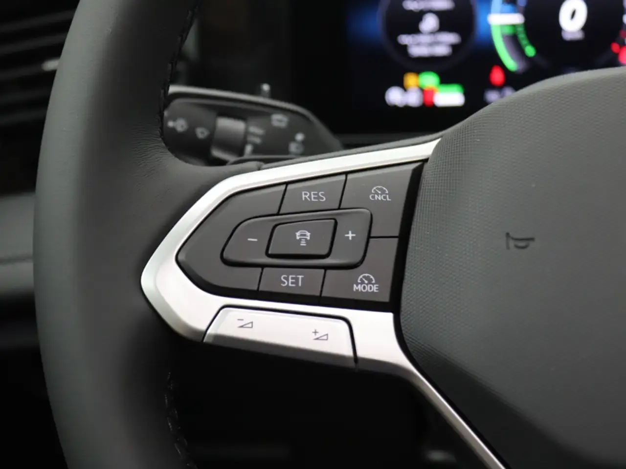 Volkswagen Tiguan 1.5 TSI eHybrid 150 kW Life AHK Panodach 16