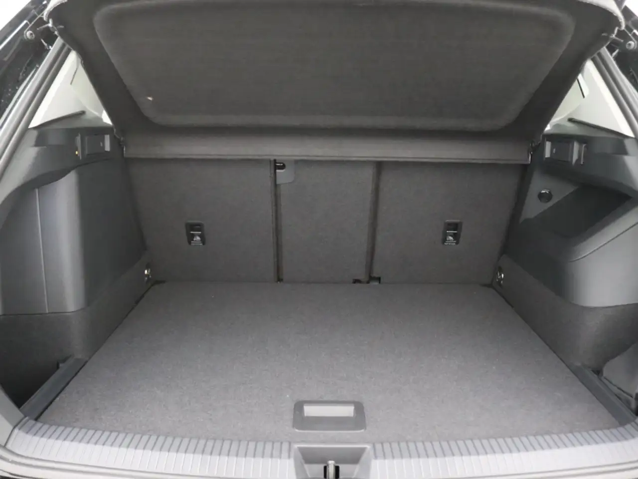 Volkswagen Tiguan 1.5 TSI eHybrid 150 kW Life AHK Panodach 10