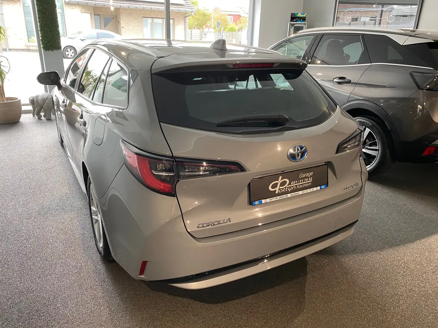 Toyota Corolla VERKOCHT! Model 2022 SW 1.8 Hybrid  TOURING SPORT Gris - 2