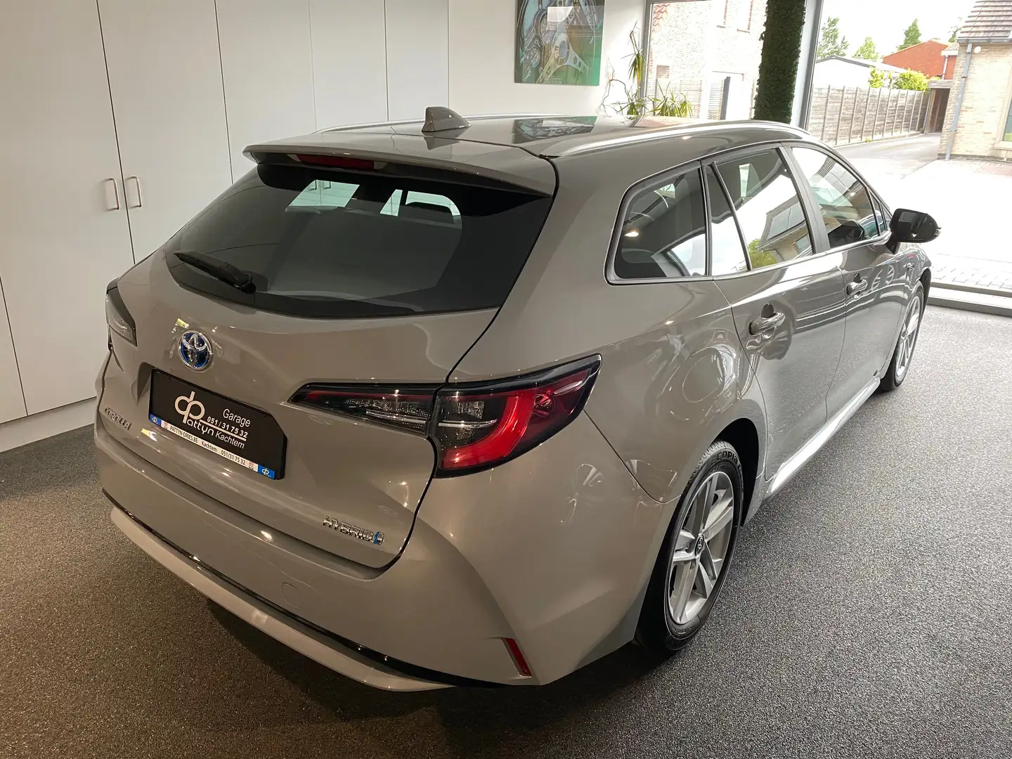 Toyota Corolla VERKOCHT! Model 2022 SW 1.8 Hybrid  TOURING SPORT Gris - 1