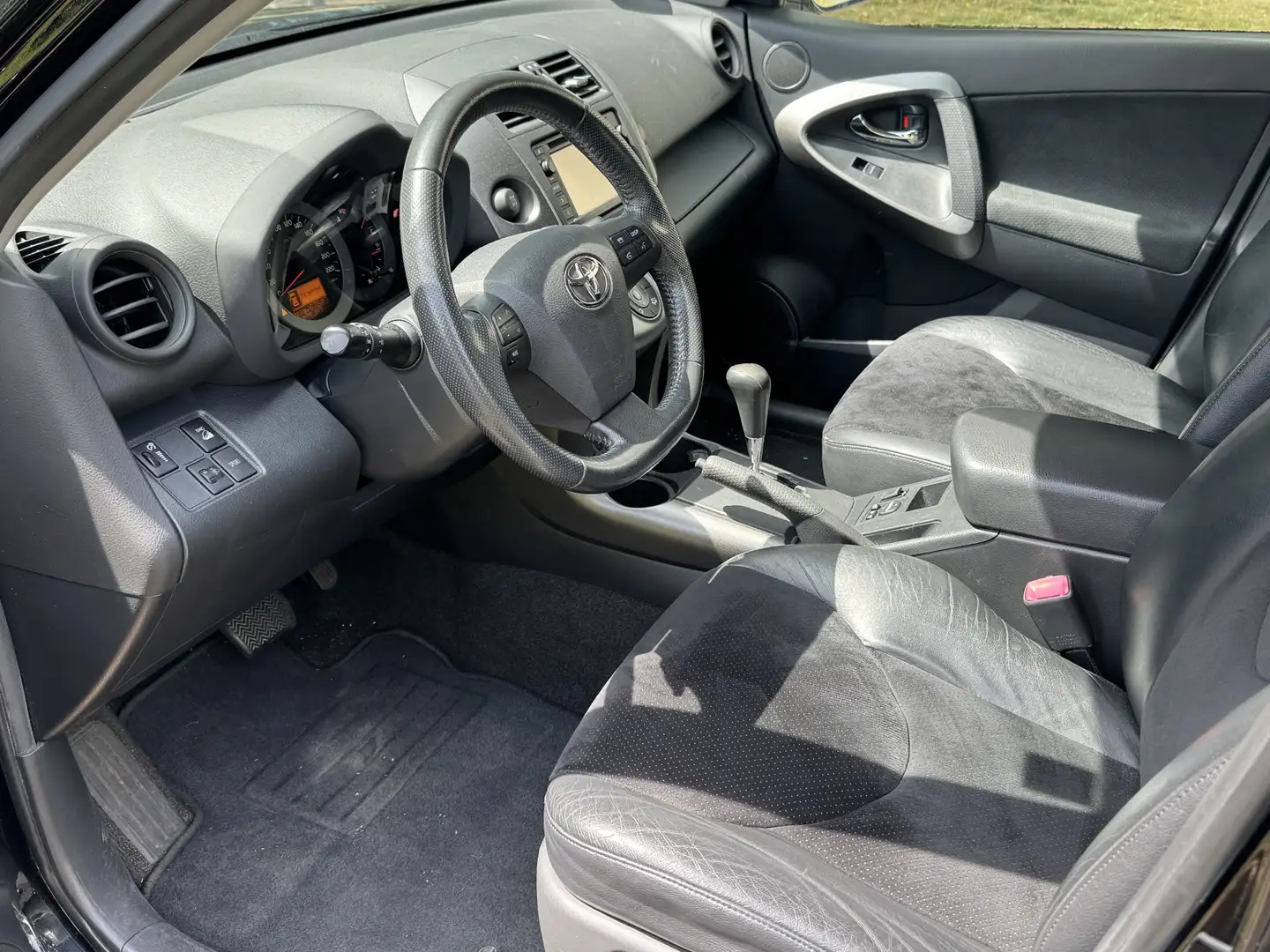 Toyota RAV 4 2.0 VVTi AUT, HALFLEDER, Executive Business Zwart - 2