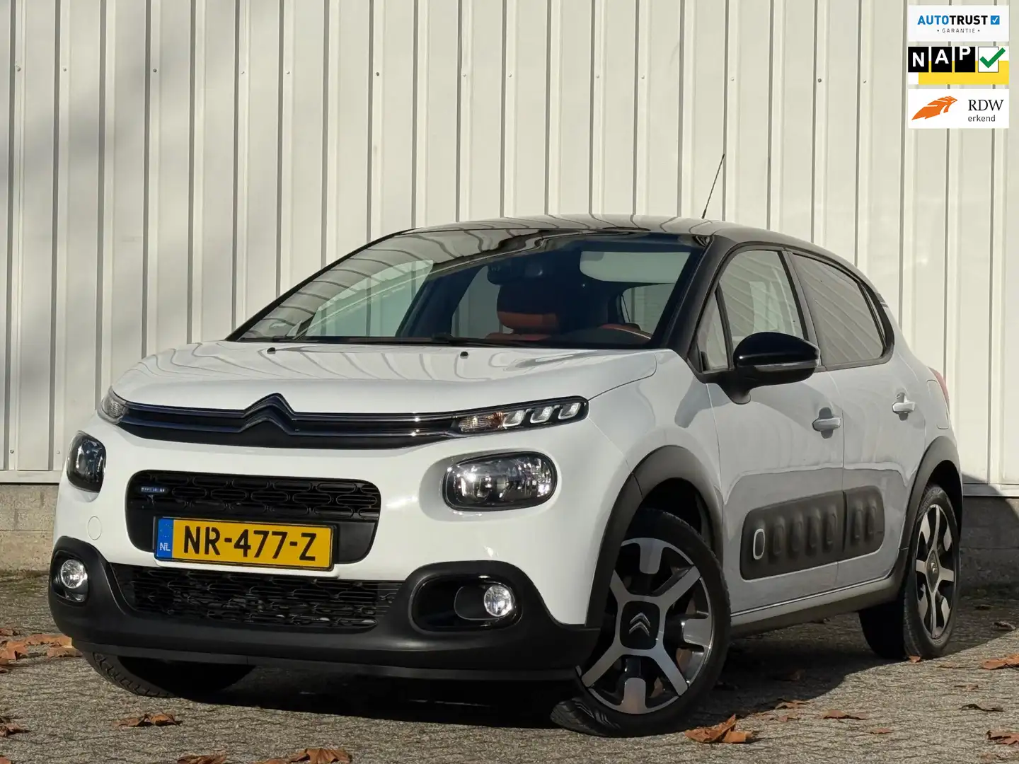 Citroen C3 1.2 PureTech Shine 2e Eigenaar,Trekhaak,Pano,Apple Weiß - 1