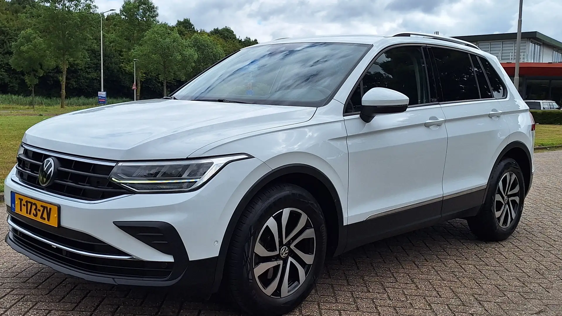 Volkswagen Tiguan 1.5 TSI 150pk Automaat ACTIVE Navi / PDC V+A Blanc - 2