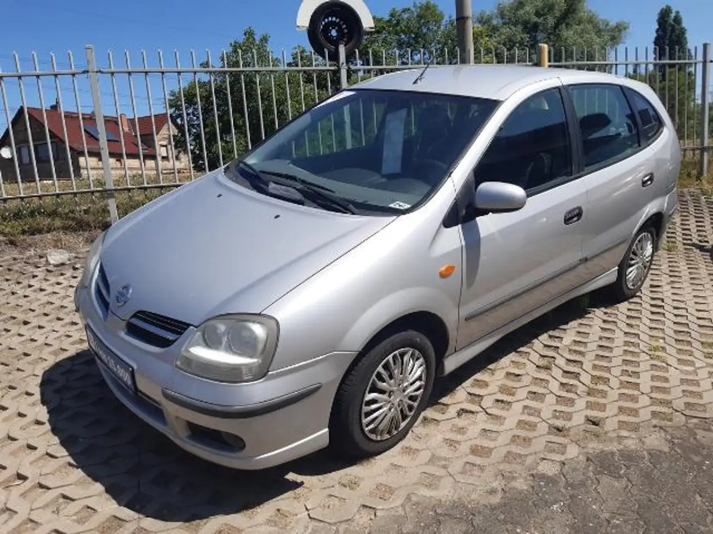 Nissan Almera Tino Argent - 1