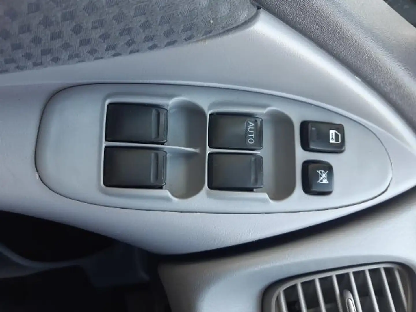 Nissan Almera Tino Argent - 2