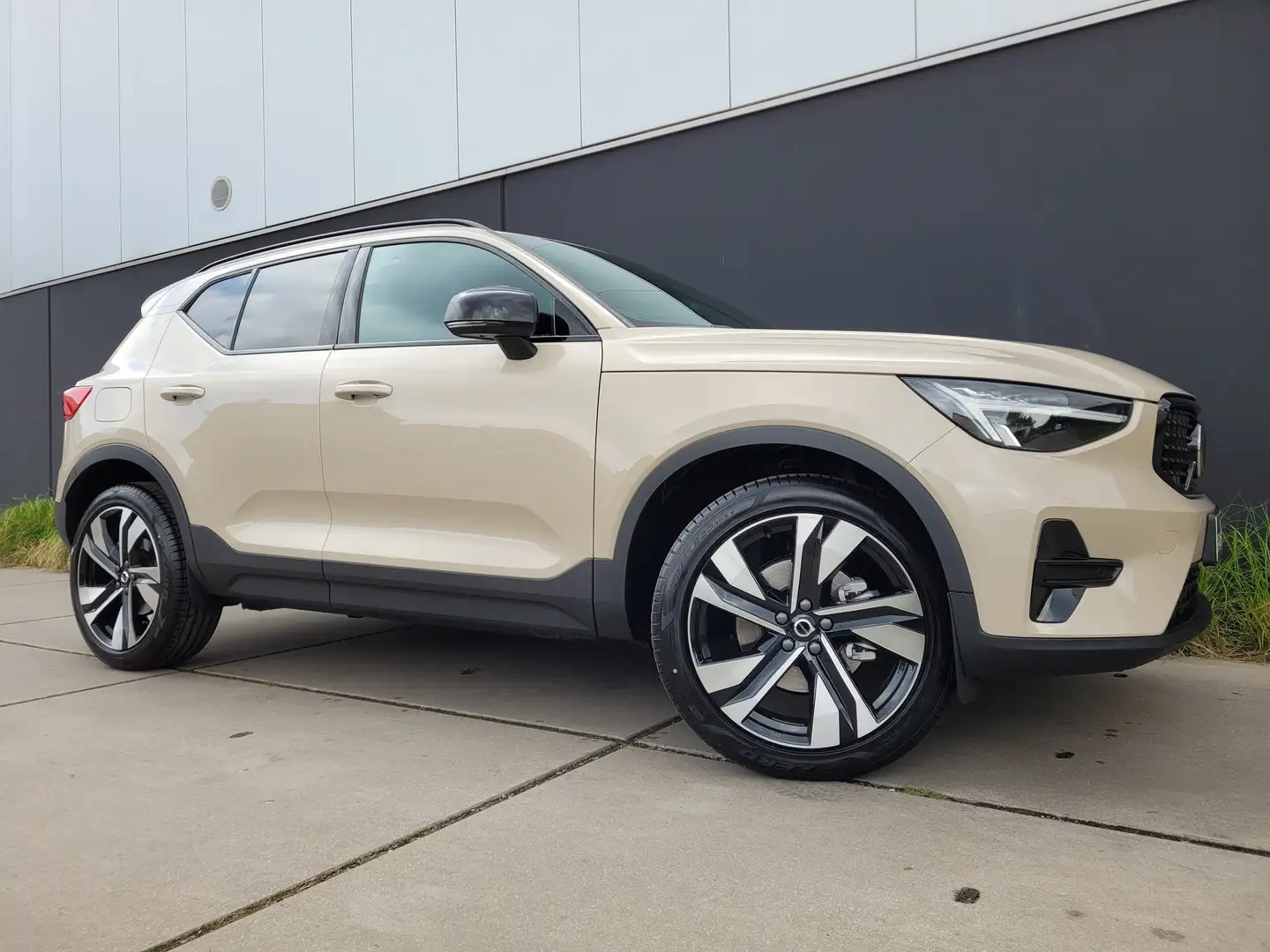 Volvo XC40 2.0B3 MHE*LIMITED EDITION DARK*ACC*CAMERA*20"ALU* Béžová - 1