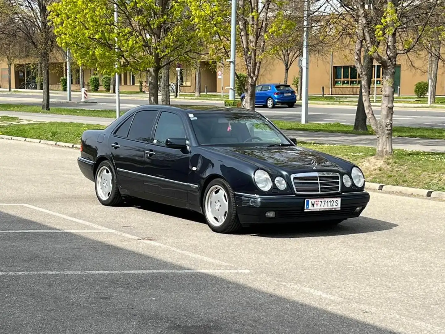 Mercedes-Benz E 280 E 280 Elegance Aut. Schwarz - 2