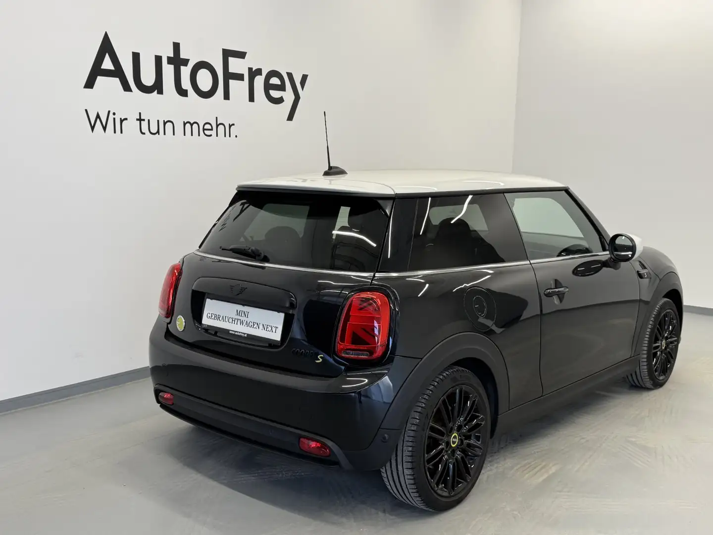 MINI Cooper SE Schwarz - 2