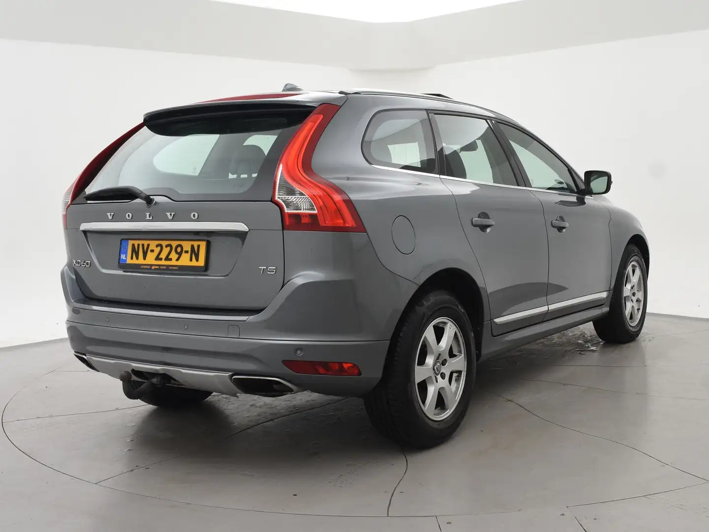 Volvo XC60 2.0 T5 FWD 245 PK POLAR+ PANORAMA | LEDER | TREKHA Grau - 2