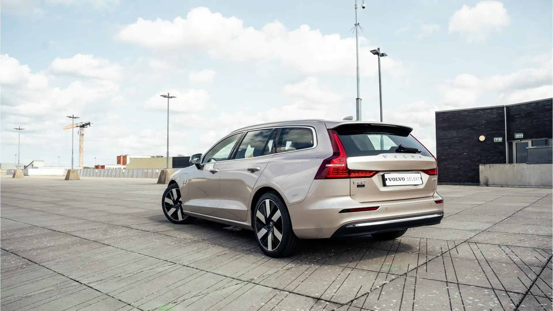 Volvo V60 T6 Plug-in hybrid AWD Essential Edition / VOORAAD Zilver - 2