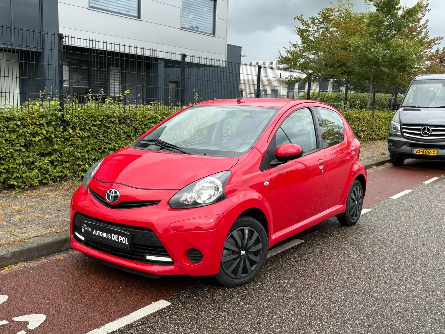 Toyota Aygo 1.0 VVT-i x Airco Elektrische ramen Rood - 1