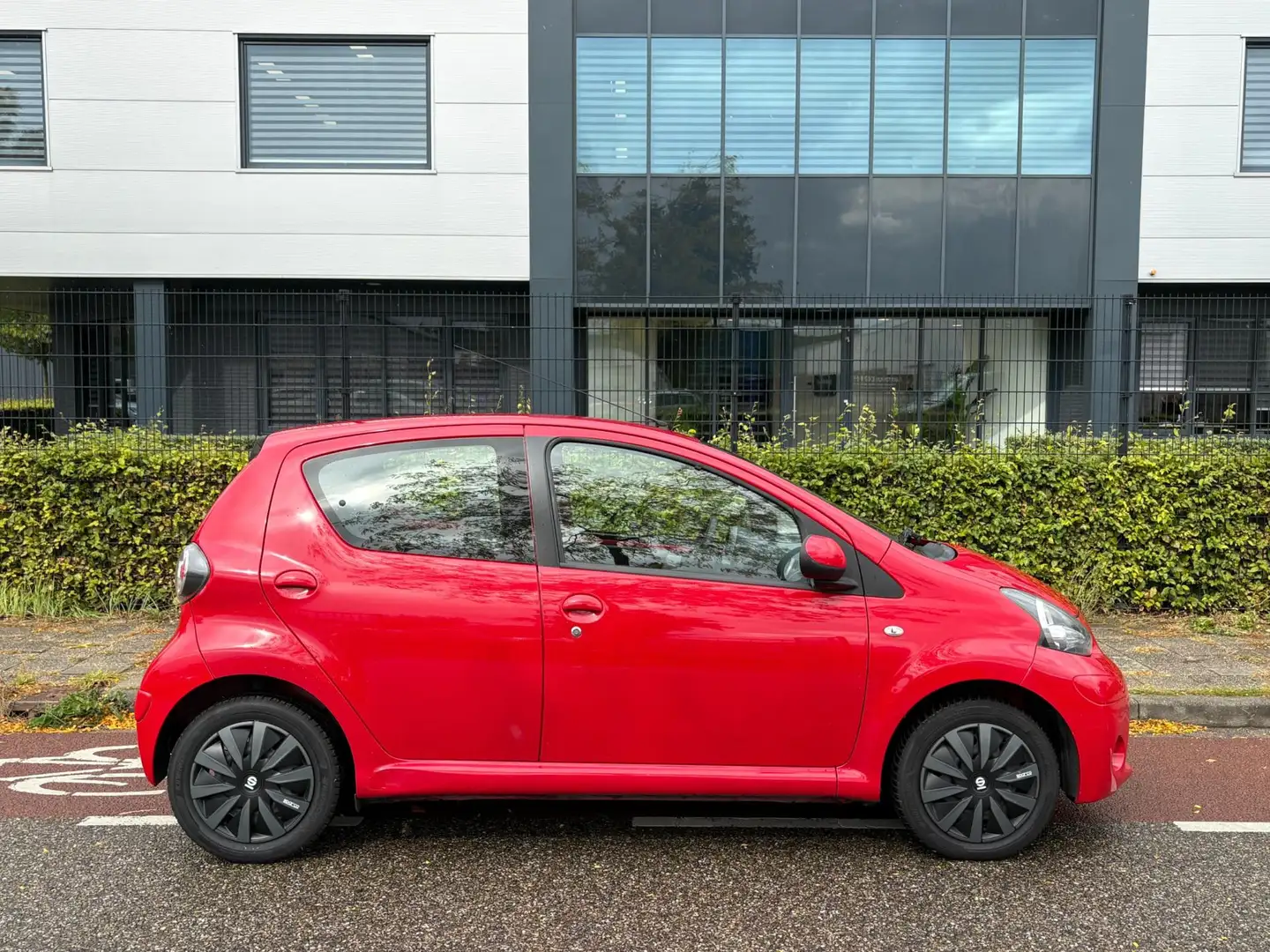 Toyota Aygo 1.0 VVT-i x Airco Elektrische ramen Rood - 2