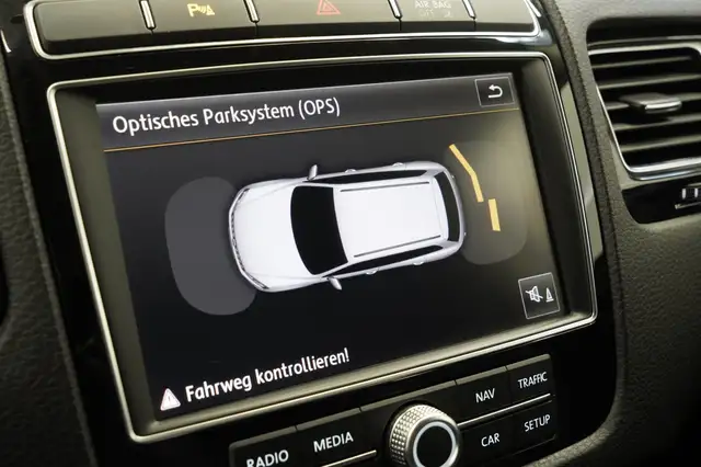 Volkswagen Touareg view 8